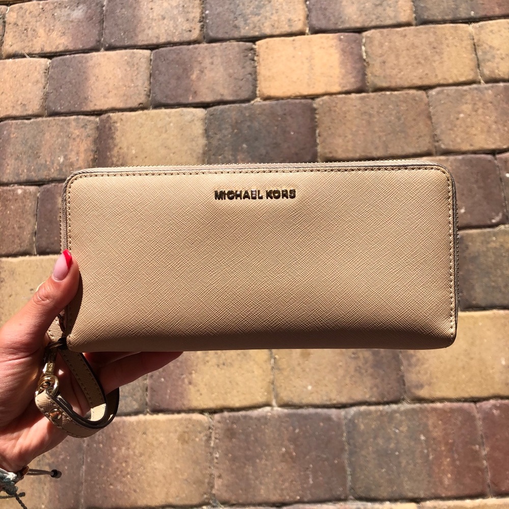 Michael Kors Leather Continental Wristlet👝